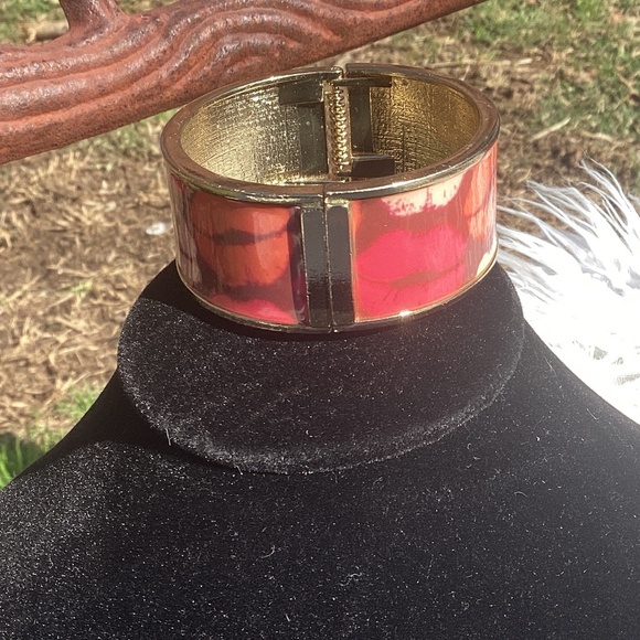 NWT Ulta Hinged LipPrint GoldTone Bracelet - Picture 1 of 6